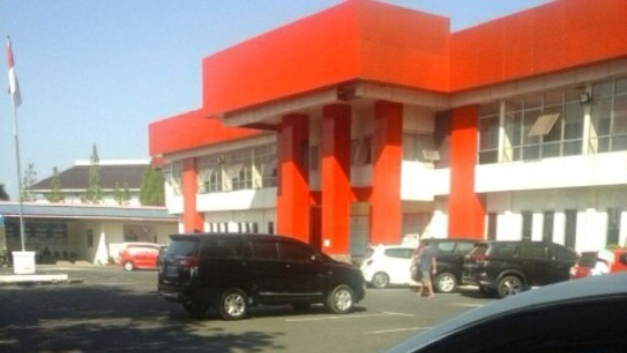 Kantor-PTB-Manado-petugas-kejar-penunggak-pajak-kendaraan-FOTO-Suluttoday.com_