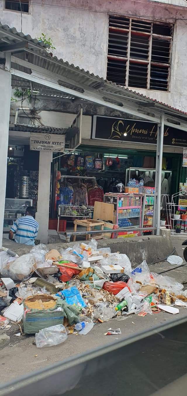 Sampah Berserakan di Ruas Jalan Manado Sulut Times