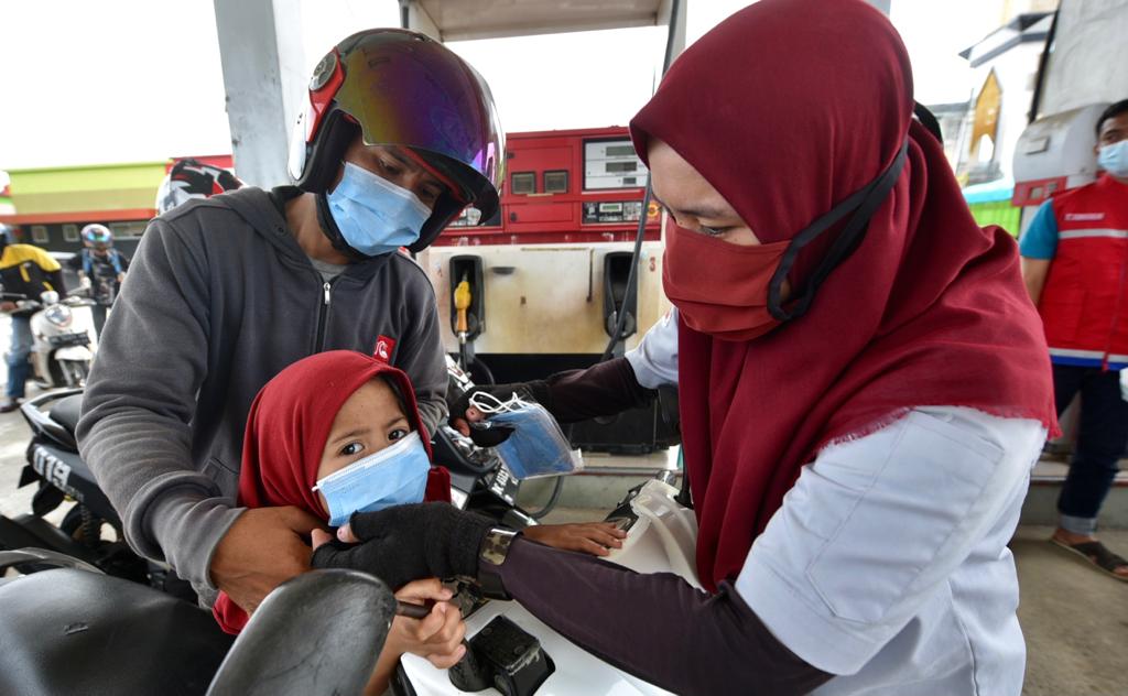 Bagikan Masker, Pertamina Cegah Cluster di Posko Pengungsian