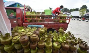 Petugas Pertamina Menurunkan Gas dari Mobil Truck