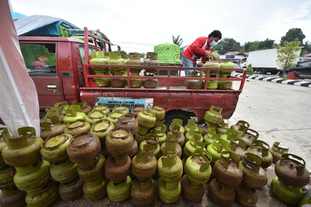 Petugas Pertamina Menurunkan Gas dari Mobil Truck