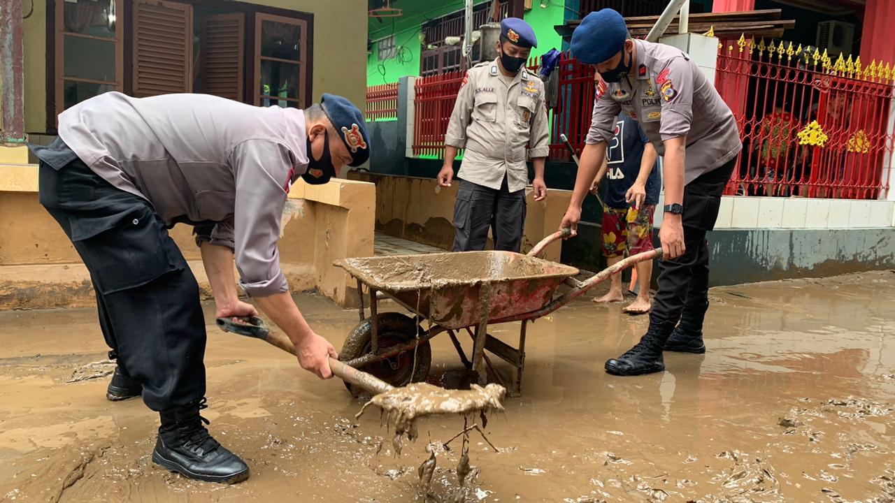 Brimob Polda SUlut Bersihkan Lokasi Pasca Banjir