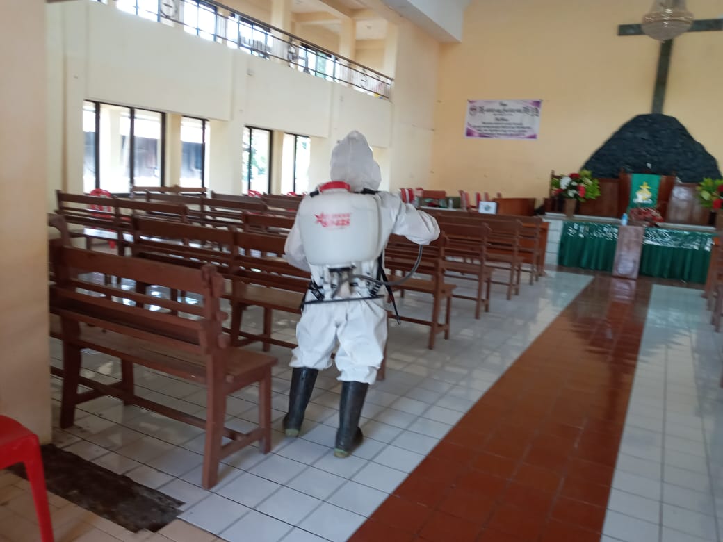 Menjelang Natal dan Tahun Baru, Pemdes Lembean melakukan Peyemprotan di Gereja