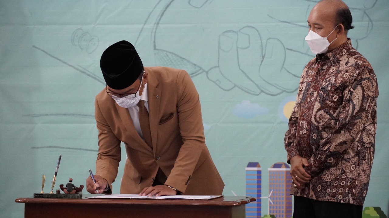 Rektor Universitas Pertamina, Prof. IGN Wiratmaja Puja, Ph.D (kanan) dan Gubernur Provinsi Jawa Barat sekaligus Ketua Umum ADPMET, Dr. (H.C.) H. Mochamad Ridwan Kamil, S.T., M.U.D (kiri)