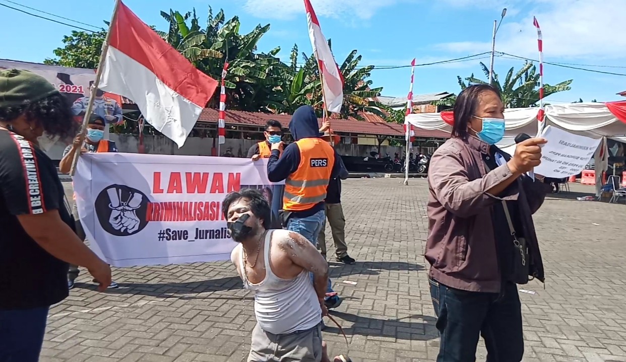 Aksi Theaterikal Saat Demo di Mapolda Sulut Dimana Pers di bungkam saat melaksanakan tugasnya