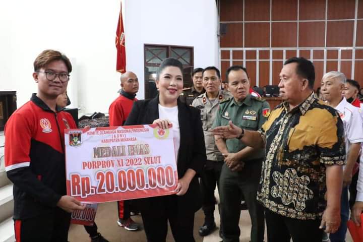 Ketua Koni Minahasa Serahkan Bonus Peraih Medali Porprov 2022