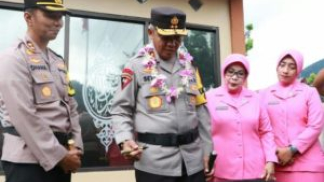 Kunjungi Sangihe, Kapolda Silaturahmi dengan Anggota, Berikan Bansos dan Resmikan Mushola Polres