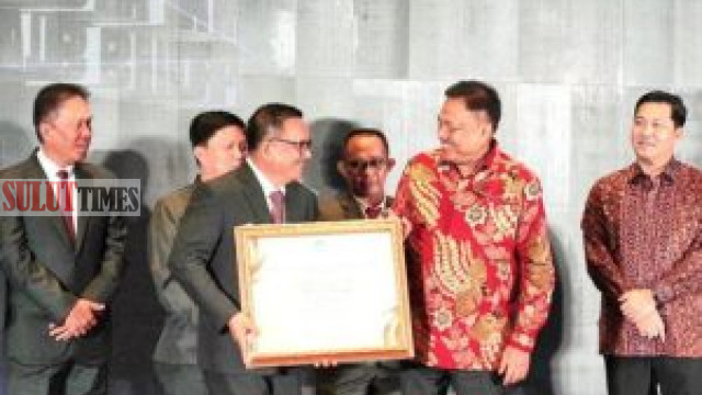 Maurits Mantiri,Kota Bitung Meraih Penghargaan Pendidikan