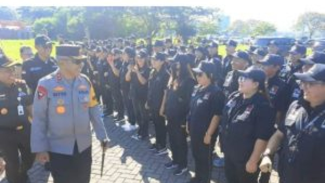 Personel Polresta Manado Amankan Apel Siaga Pengawasan Bawaslu Provinsi Sulawesi Utara Menjelang Pemilu 2024