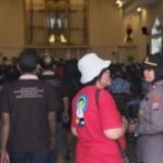 Personel Polsek Mapanget Lakukan Pengamanan Kegiatan Perarakan Umat Katolik Meriahkan Hari Raya Kristus Raja Semesta Alam di Paniki Bawah