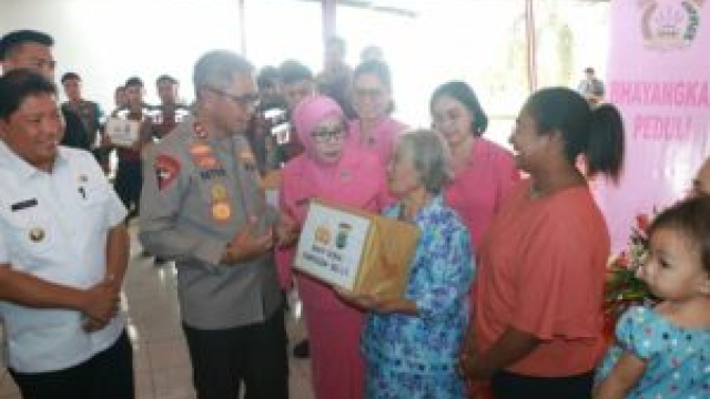 Polda Sulut Gelar Bakti Kesehatan dan Salurkan 500 Paket Sembako di Tondan