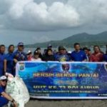 Sambut HUT ke-73 Polairud, Polisi Ajak Masyarakat Bersih-bersih di Pesisir Pantai Karangria Manado
