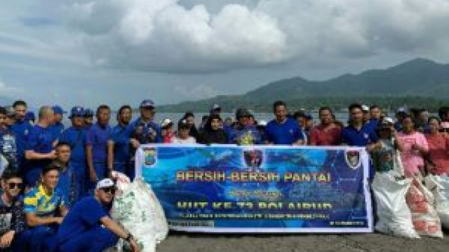 Sambut HUT ke-73 Polairud, Polisi Ajak Masyarakat Bersih-bersih di Pesisir Pantai Karangria Manado