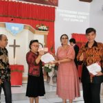 Jan Polii Serahkan Hadiah Juara Lomba Hut ke 90 Tahun KGPM