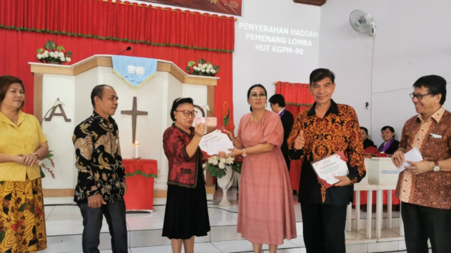 Jan Polii Serahkan Hadiah Juara Lomba Hut ke 90 Tahun KGPM