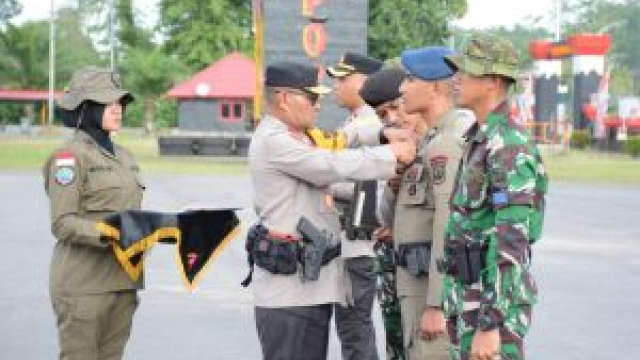 Kapolri Beri Penghargaan Pin Emas Kepada Prajurit TNI dan Anggota Polri yang tergabung dalam Satgas Operasi Damai Cartenz 2023