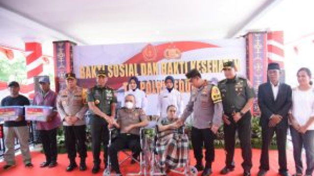 Kapolri dan Panglima TNI Berikan Bantuan Kesehatan Gratis di Maluku