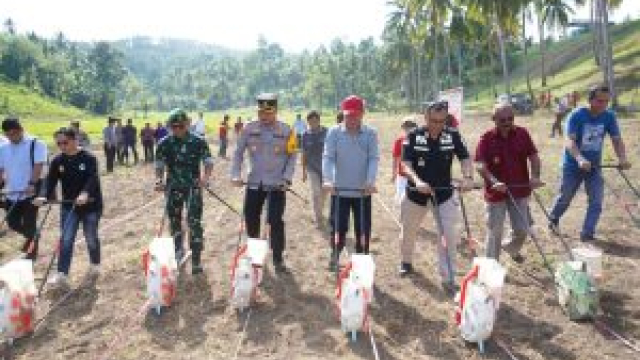 Menanam Jagung Secara Bersama-Sama, Bupati FDW Tunjang Pengembangan Budidaya Jagung Khusus Lapas