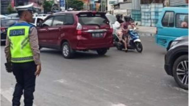 Personel Satuan Lalu Lintas Polresta Manado Giatkan Pengaturan Pagi demi Kemanan dan Kelancaran Lalu Lintas