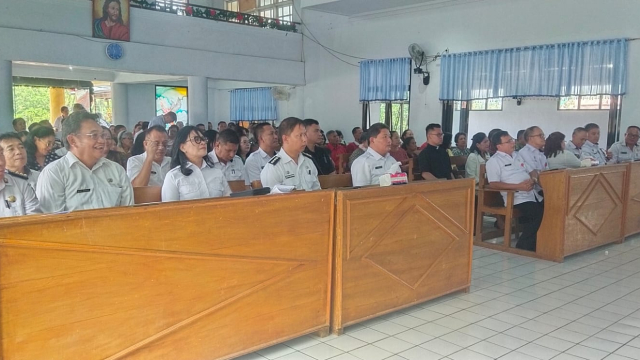 Pj Bupati Kumendong Ibadah Safari Natal di Gereja GMIM Petra Sawangan