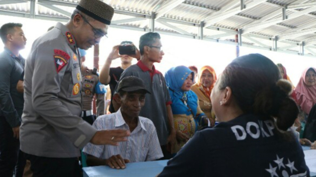Polda Sulut Salurkan 200 Paket Sembako dan Pemeriksaan Kesehatan di Girian Permai, ini Kata Habib Abdullah