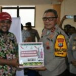 Polisi Salurkan 500 Paket Sembako di Girian Weru, Bitung