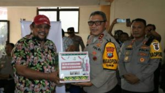 Polisi Salurkan 500 Paket Sembako di Girian Weru, Bitung