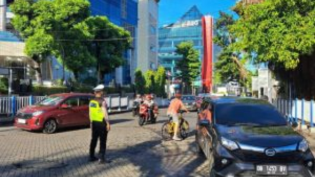 Satgas Kamseltibcar Lantas Polresta Manado Beraksi di Pagi Hari : Pengaturan Arus Lalin Sukses di Zerro Point