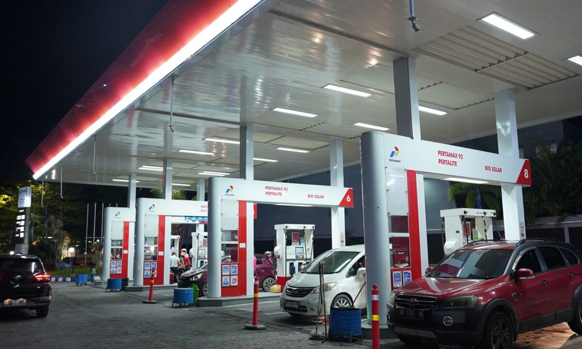 blokir-nopol-nakal-bbm-pertamina-makassar.jpg Petugas mengawasi pengisian BBM di SPBU Makassar usai Pertamina memblokir 6.023 nopol kendaraan terindikasi pelangsiran.
