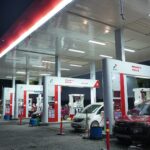Petugas mengawasi pengisian BBM di SPBU Makassar usai Pertamina memblokir 6.023 nopol kendaraan terindikasi pelangsiran.