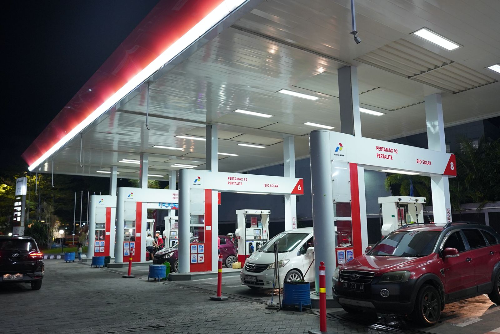 Petugas mengawasi pengisian BBM di SPBU Makassar usai Pertamina memblokir 6.023 nopol kendaraan terindikasi pelangsiran.