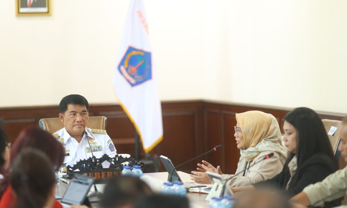 Gubernur Sulut Yulius Selvanus pimpin rapat koordinasi percepatan program bedah rumah 10.800 unit di Manado.