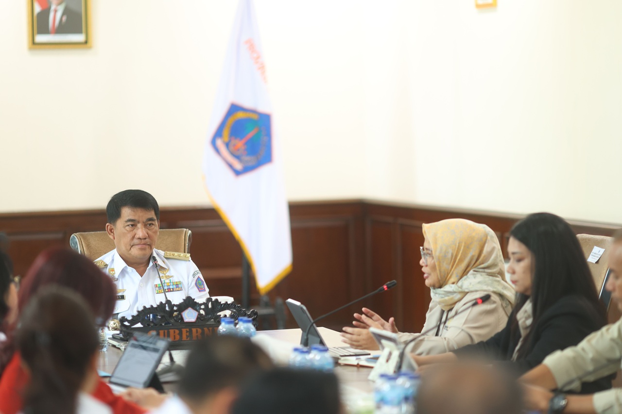 Gubernur Sulut Yulius Selvanus pimpin rapat koordinasi percepatan program bedah rumah 10.800 unit di Manado.
