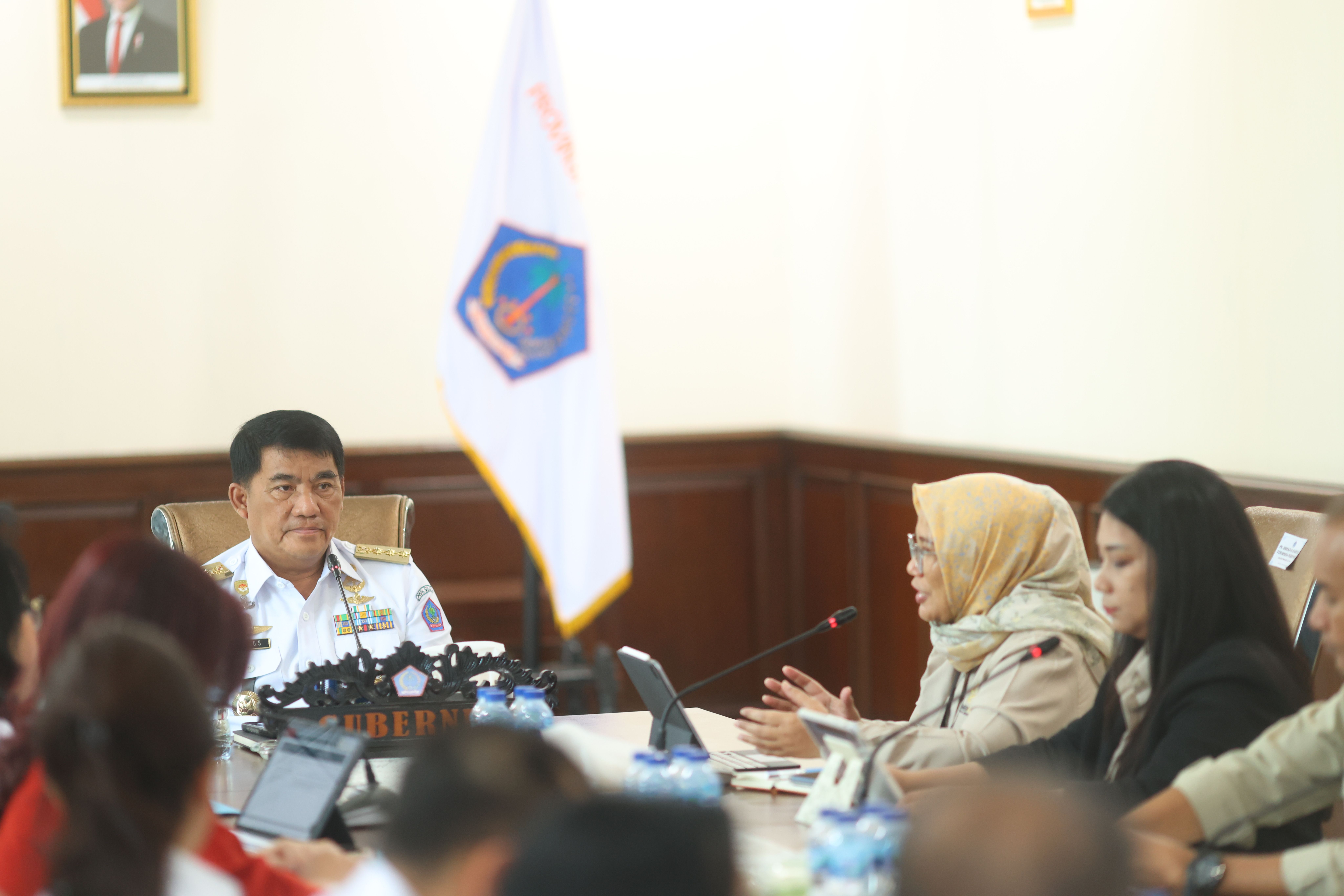 Gubernur Sulut Yulius Selvanus pimpin rapat koordinasi percepatan program bedah rumah 10.800 unit di Manado.