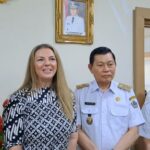 Wakil Gubernur Sulut J. Victor Mailangkay (kiri) berbincang dengan Konsul Jenderal Australia di Makassar Sanchi Davis (kanan) saat kunjungan diplomasi di Manado, Sulawesi Utara"