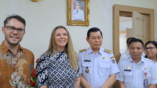 Wakil Gubernur Sulut J. Victor Mailangkay (kiri) berbincang dengan Konsul Jenderal Australia di Makassar Sanchi Davis (kanan) saat kunjungan diplomasi di Manado, Sulawesi Utara"