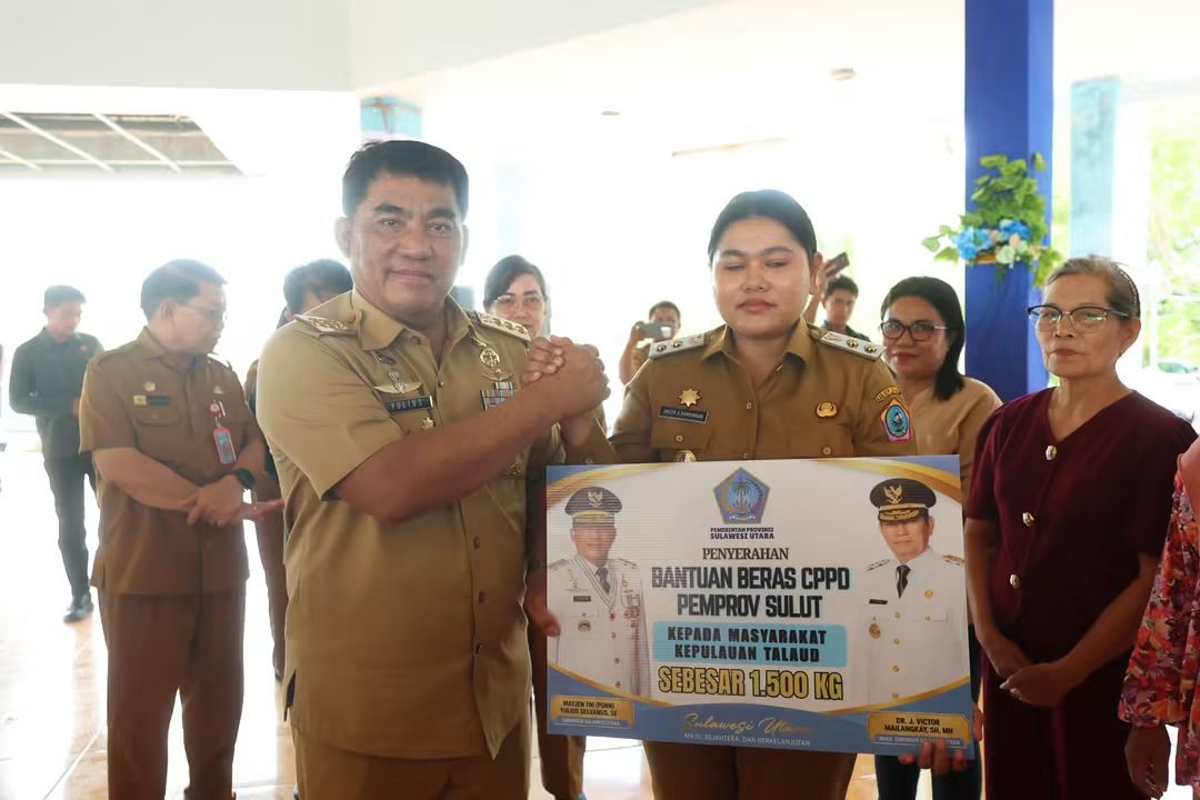 Gubernur Yulius Serahkan Bantuan di Pulau Miangas