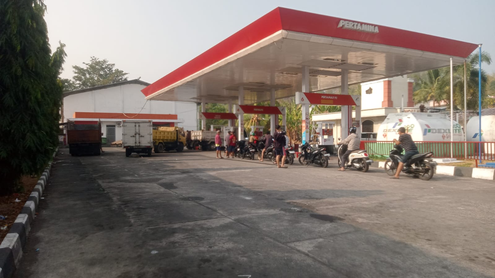 Penyaluran bahan bakar minyak Pertamina di SPBU Manado dan Kepulauan Sangihe pasca penambahan stok BBM.