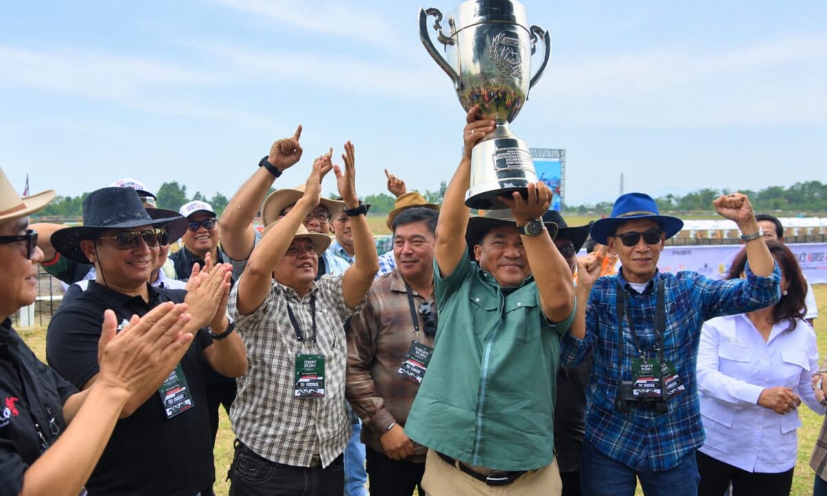 Gubernur Sulut Yulius memegang Piala Presiden Kejurnas Pacuan Kuda Pordasi 2026