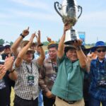 Gubernur Sulut Yulius memegang Piala Presiden Kejurnas Pacuan Kuda Pordasi 2026