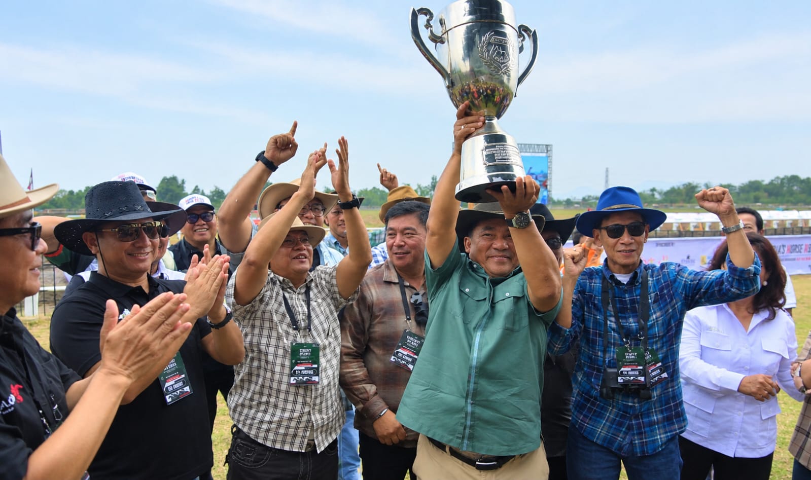 Gubernur Sulut Yulius memegang Piala Presiden Kejurnas Pacuan Kuda Pordasi 2026