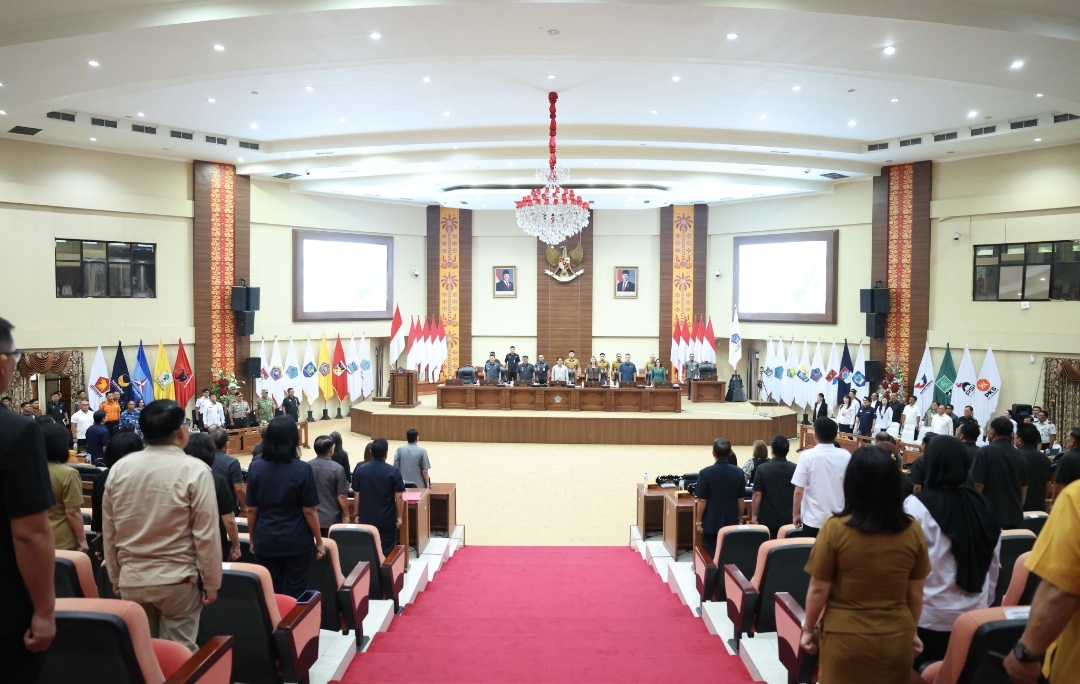 Gubernur Sulawesi Utara Yulius Selvanus menyampaikan pendapat mengenai Ranperda PPA di Rapat Paripurna DPRD Sulut