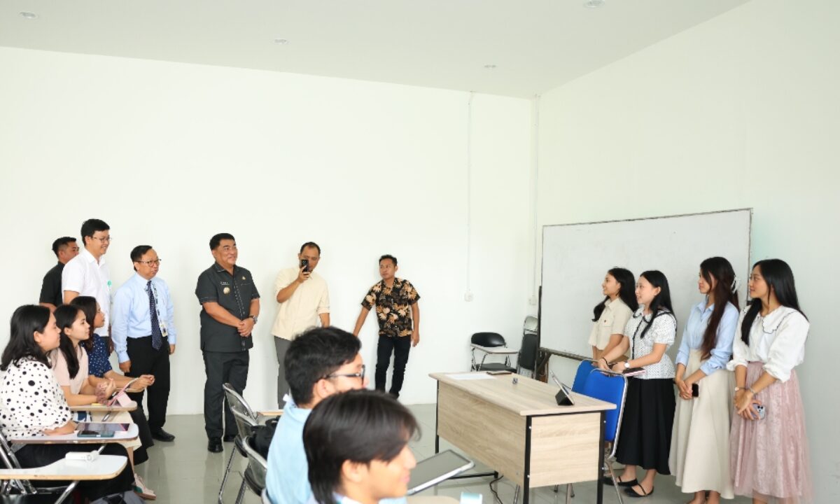 gubernur-sulut-tinjau-fk-unika-de-la-salle-manado.jpg Gubernur Sulut Yulius Selvanus meninjau fasilitas Fakultas Kedokteran Unika De La Salle Manado