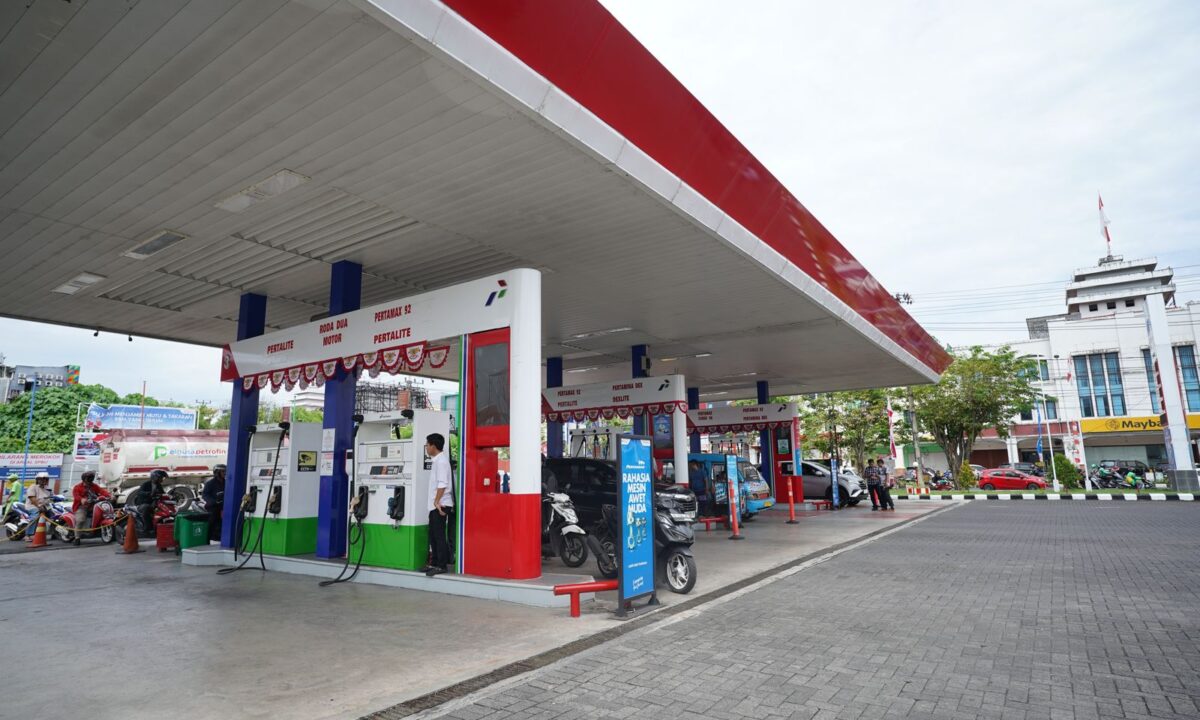 etugas marshal Pertamina mengatur antrean kendaraan dan pengisian BBM di SPBU Manado