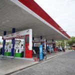 etugas marshal Pertamina mengatur antrean kendaraan dan pengisian BBM di SPBU Manado