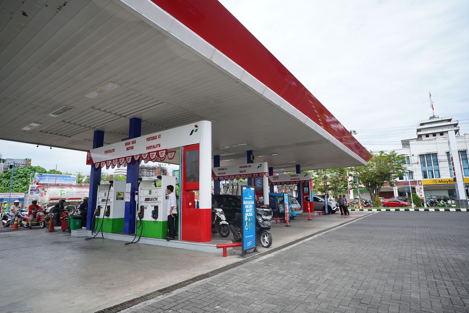 etugas marshal Pertamina mengatur antrean kendaraan dan pengisian BBM di SPBU Manado