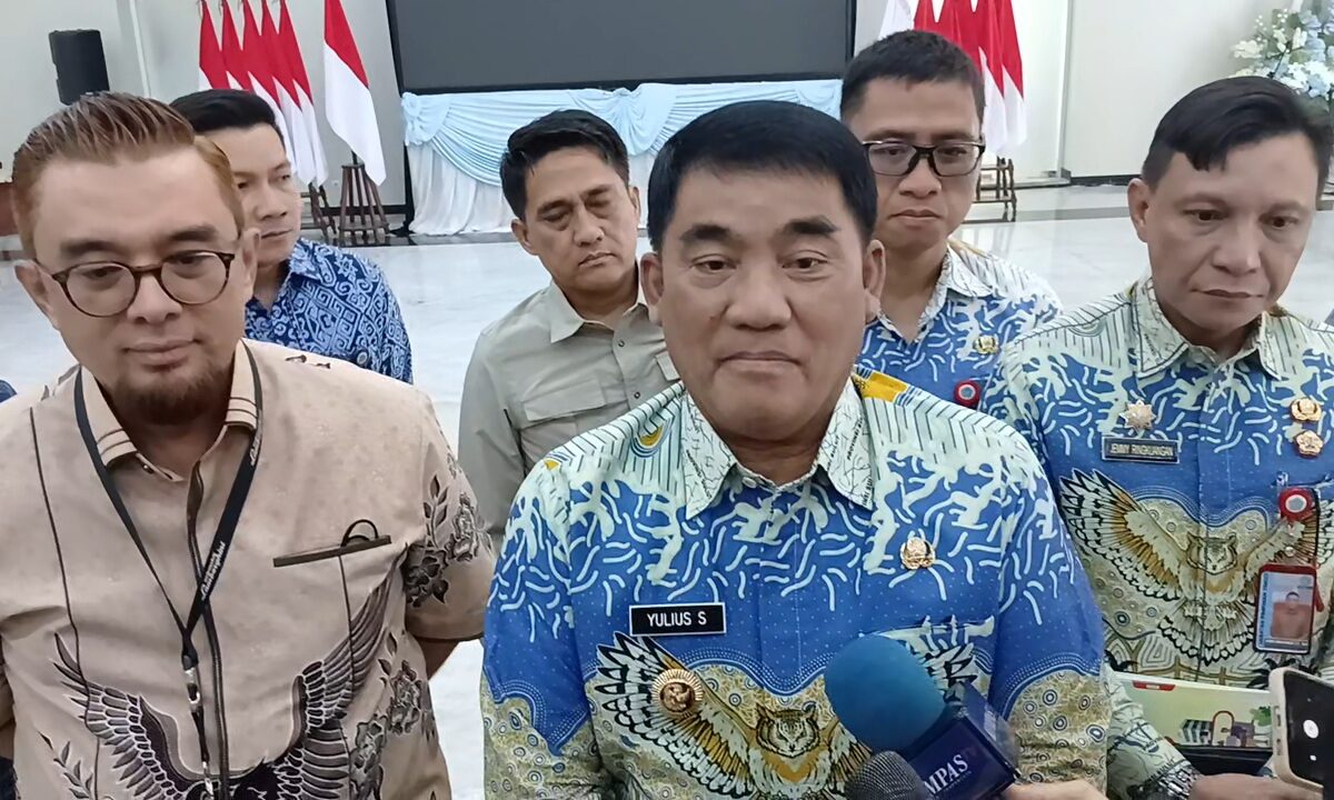 Gubernur Sulut Yulius Selvanus saat rapat koordinasi atasi kelangkaan BBM Pertalite di Manado