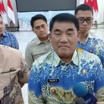 Gubernur Sulut Yulius Selvanus saat rapat koordinasi atasi kelangkaan BBM Pertalite di Manado