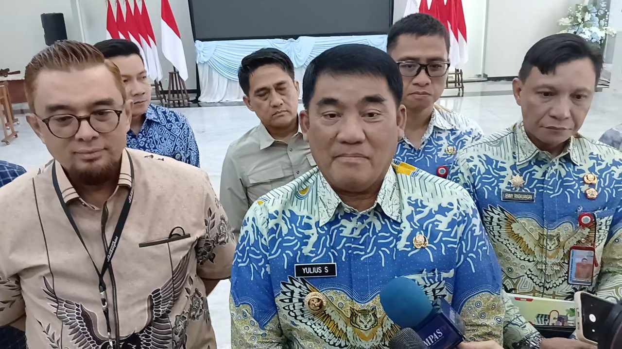 Gubernur Sulut Yulius Selvanus saat rapat koordinasi atasi kelangkaan BBM Pertalite di Manado